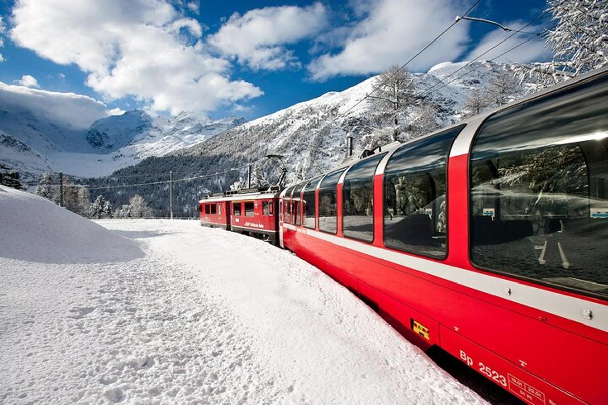 un tren vermell a les vies a la neu