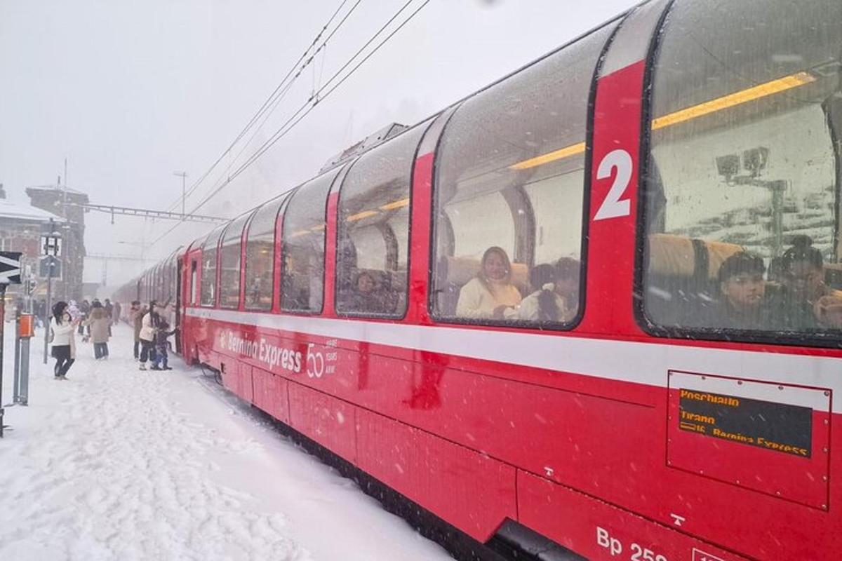 un tren vermell amb gent a la neu