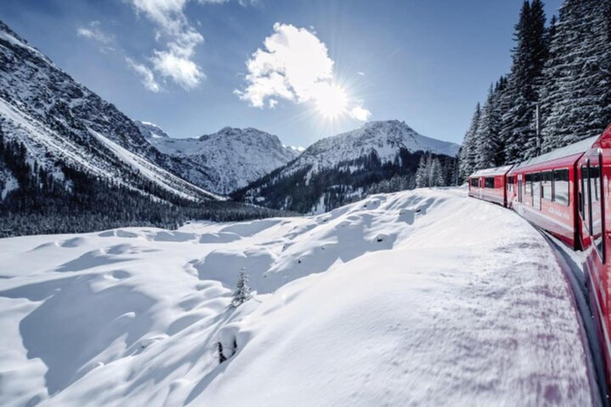 un tren que viatja per una muntanya coberta de neu
