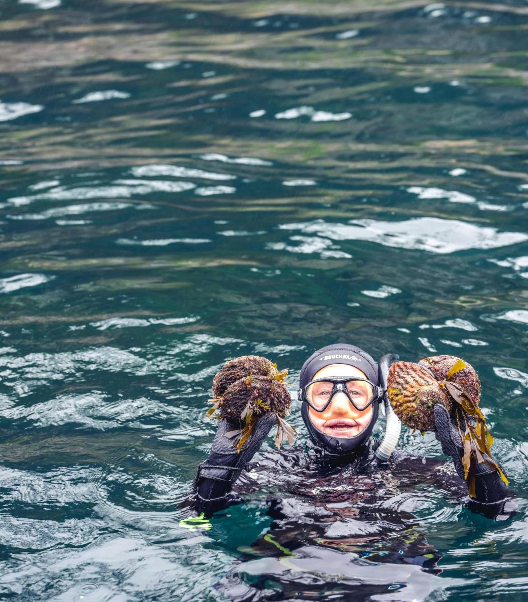 una persona in acqua che indossa una muta da sub