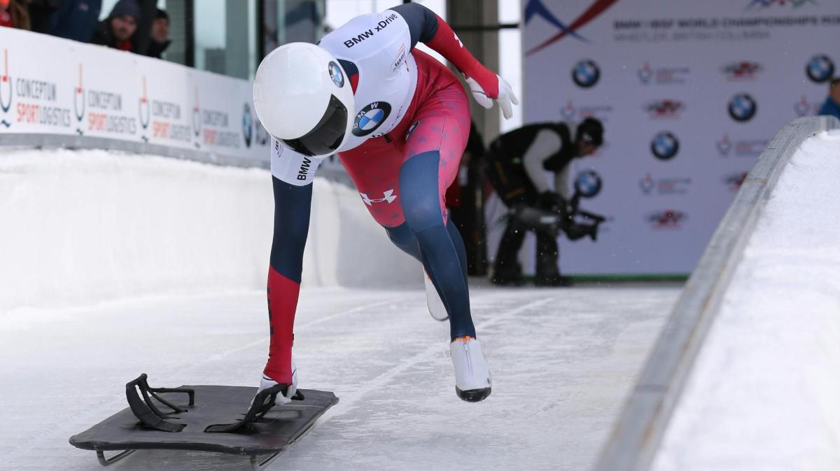 Un hombre está saltando de una rampa de patineta.