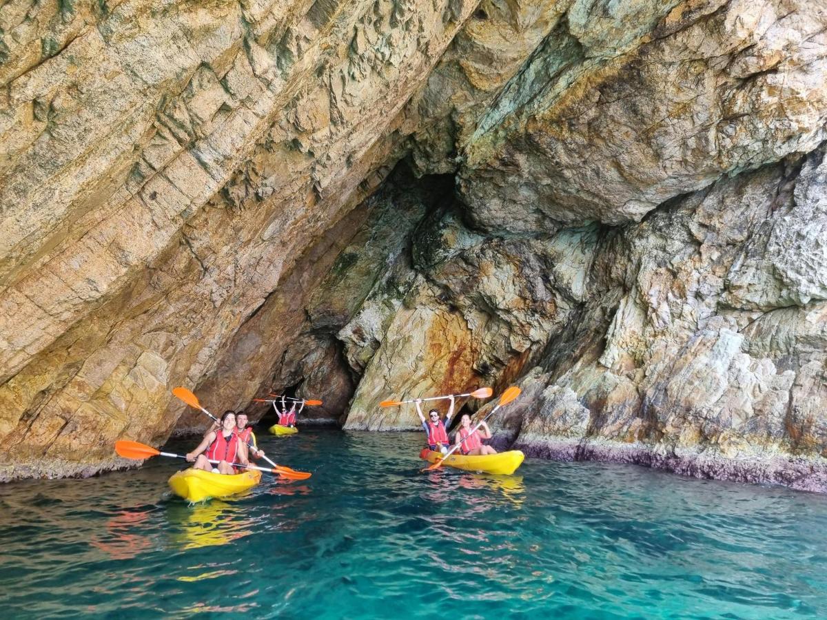 un gruppo di persone che fa kayak in una grotta