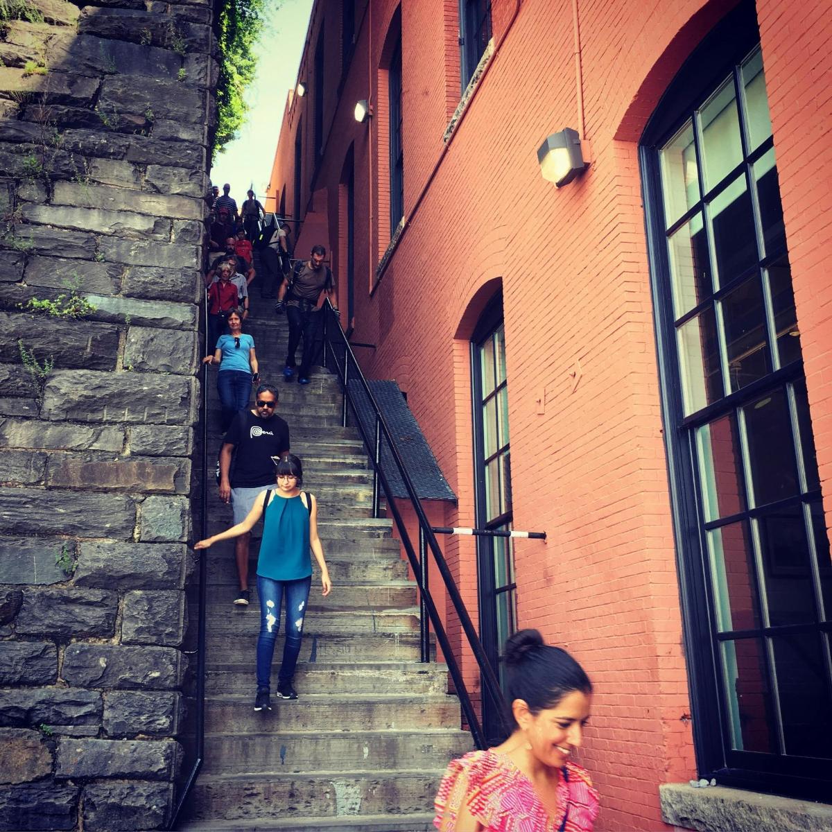 gente subiendo las escaleras de un edificio