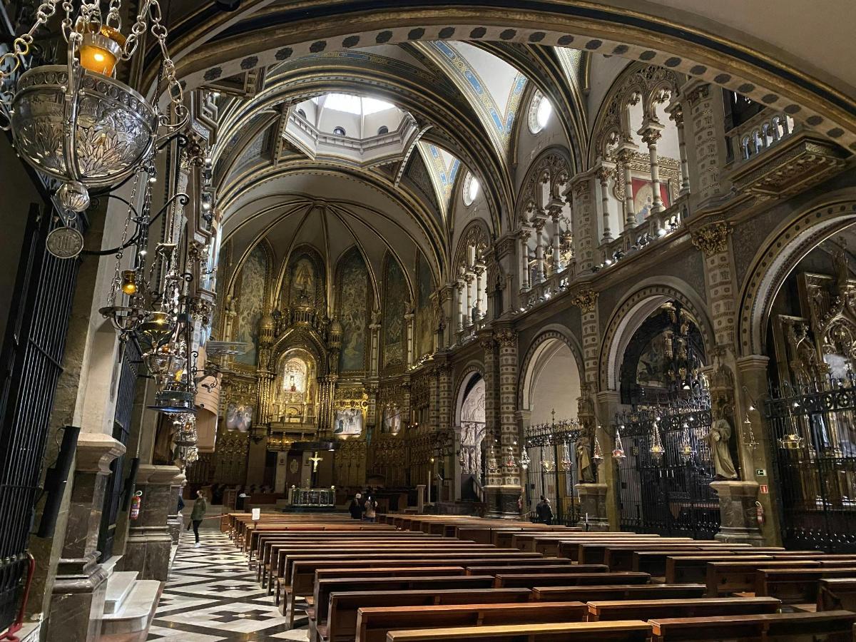 velká katedrála s dřevěnými lavicemi