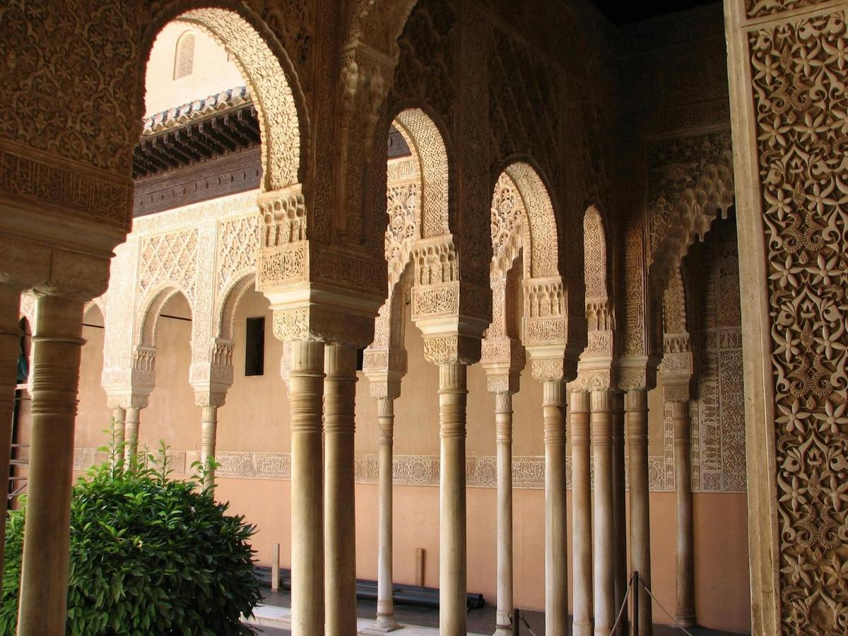 una arcada de un edificio con columnas y arcos
