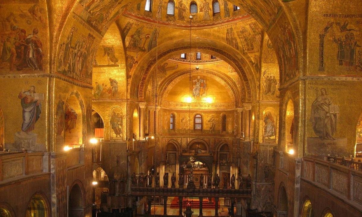 una gran església amb sostres ornamentats i un altar