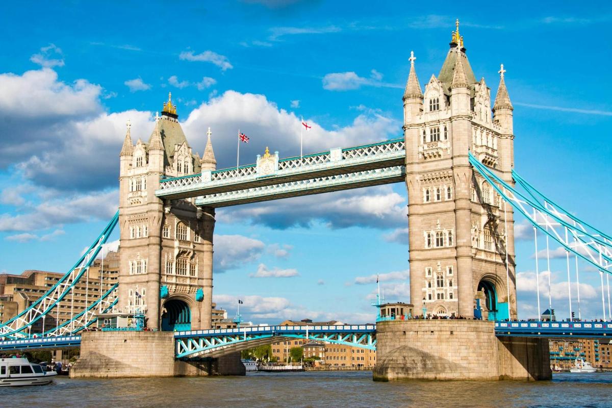 a picture of the tower bridge in london