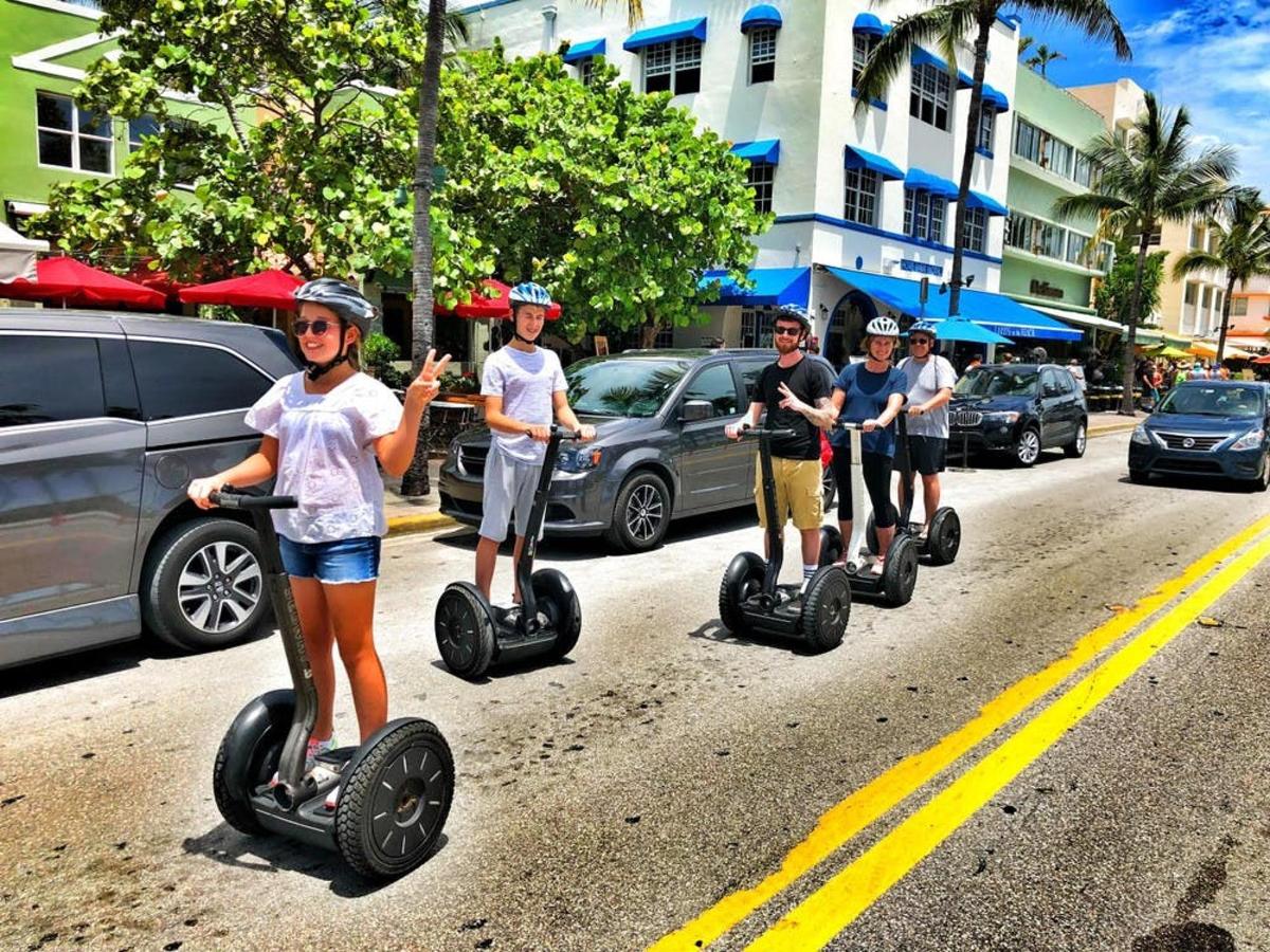 grupp inimesi, kes sõidavad mööda tänavat Segwaydega