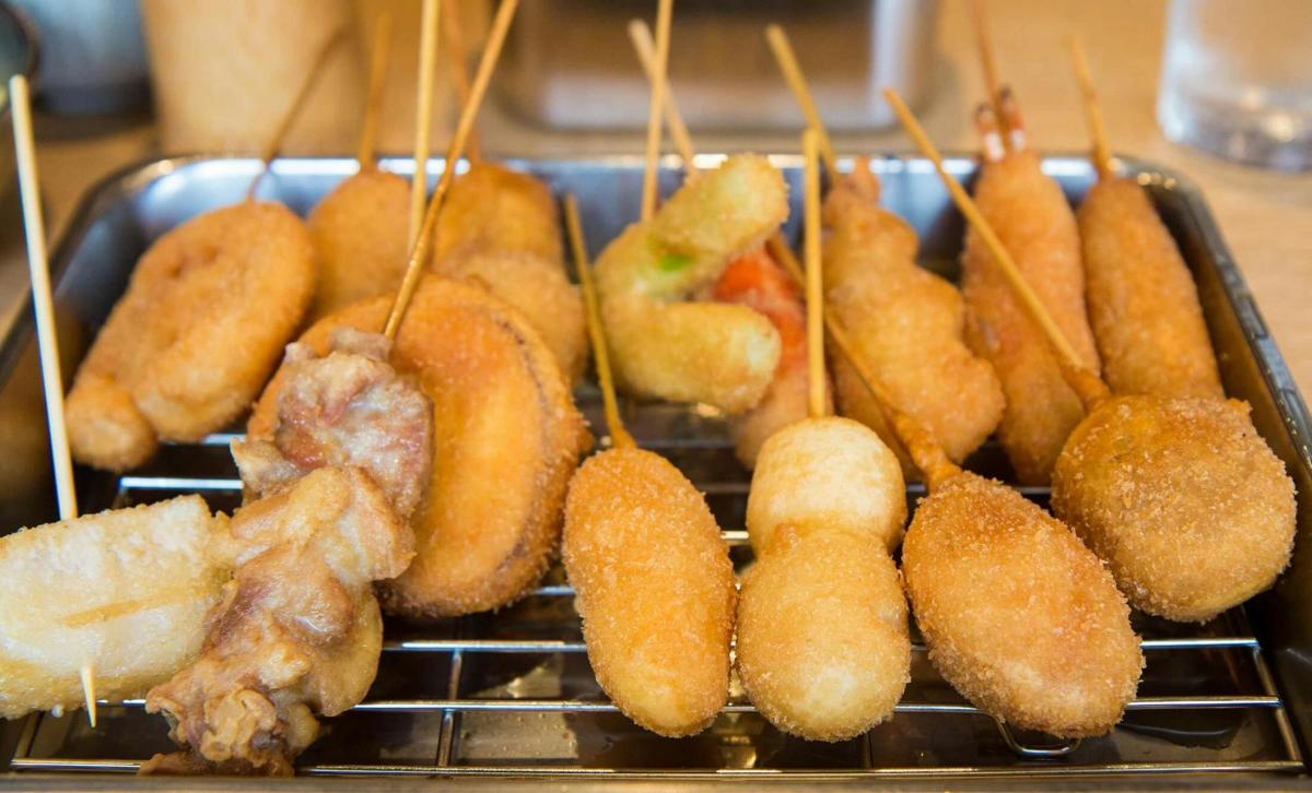 hromada různých druhů jídla na grilu