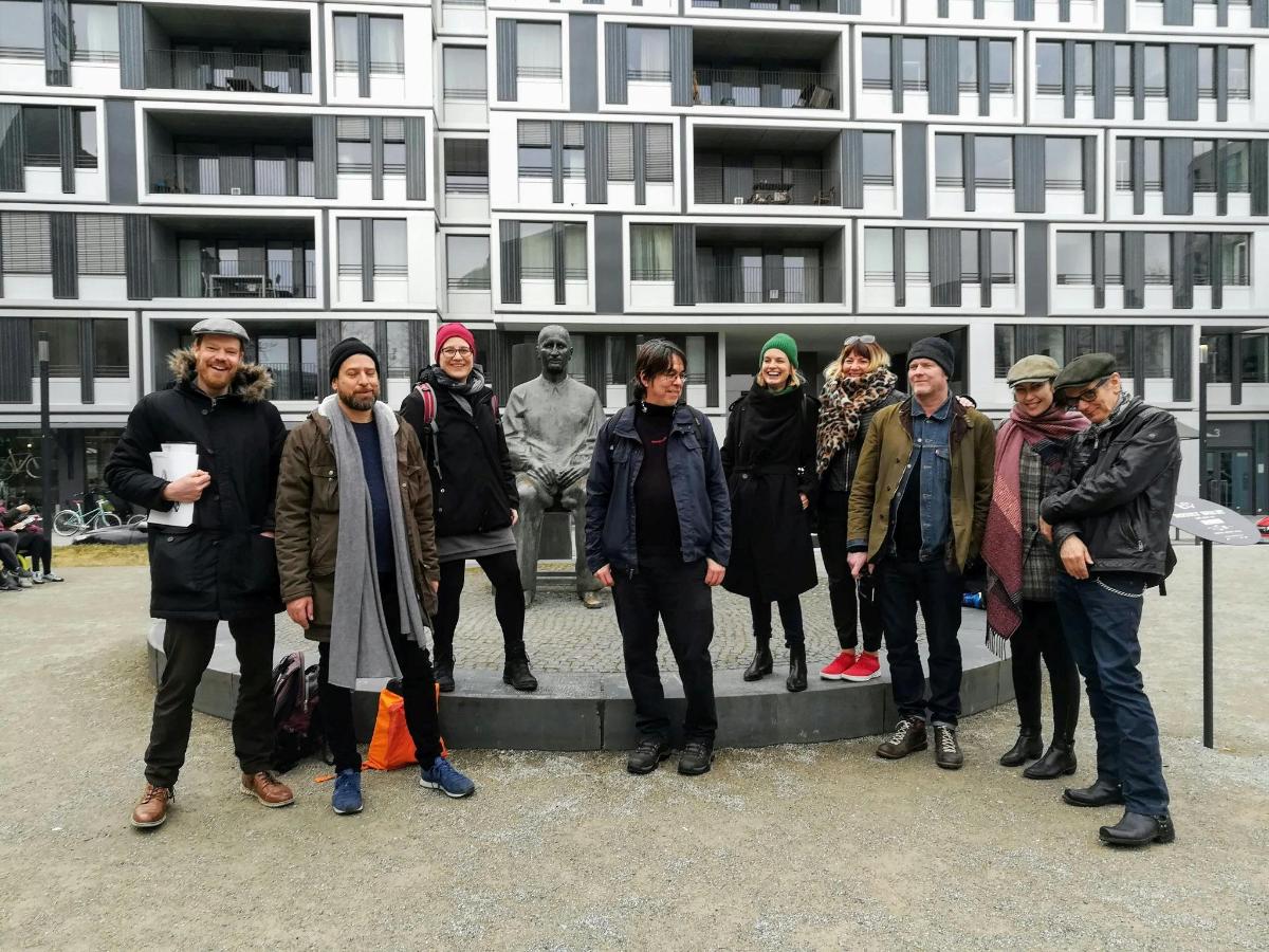 un gruppo di persone in piedi davanti a un edificio
