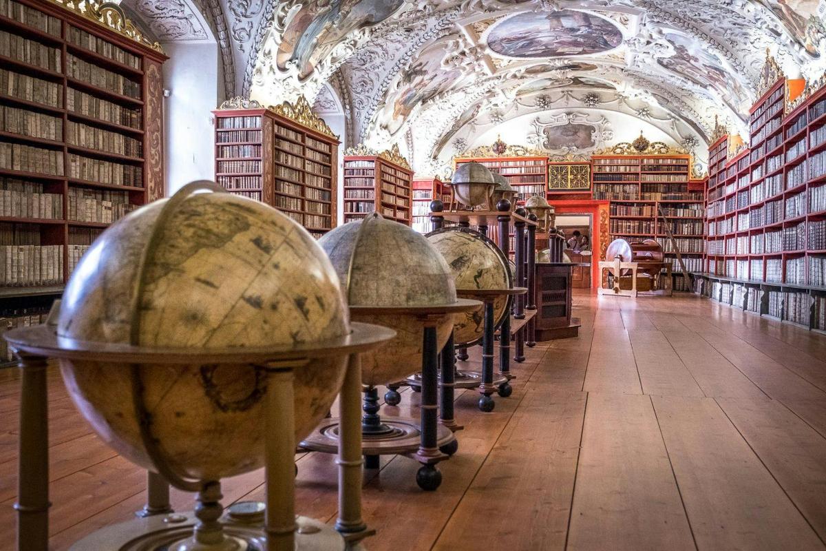 una biblioteca con molti scaffali e una stanza piena di libri usati