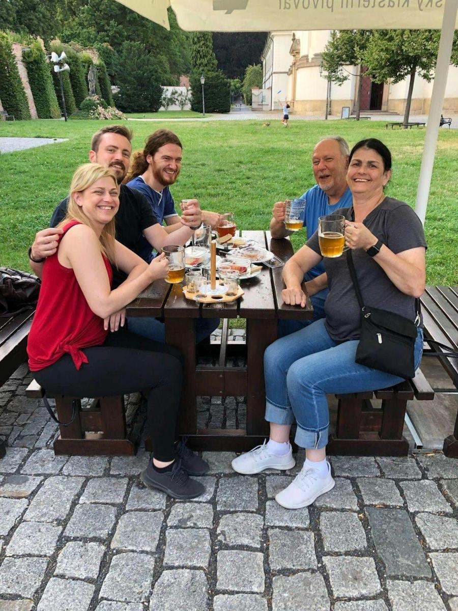 un gruppo di persone sedute a un tavolo da picnic