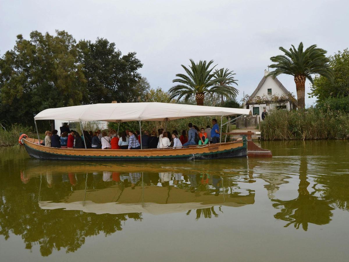 eine Gruppe von Menschen auf einem Boot auf dem Wasser