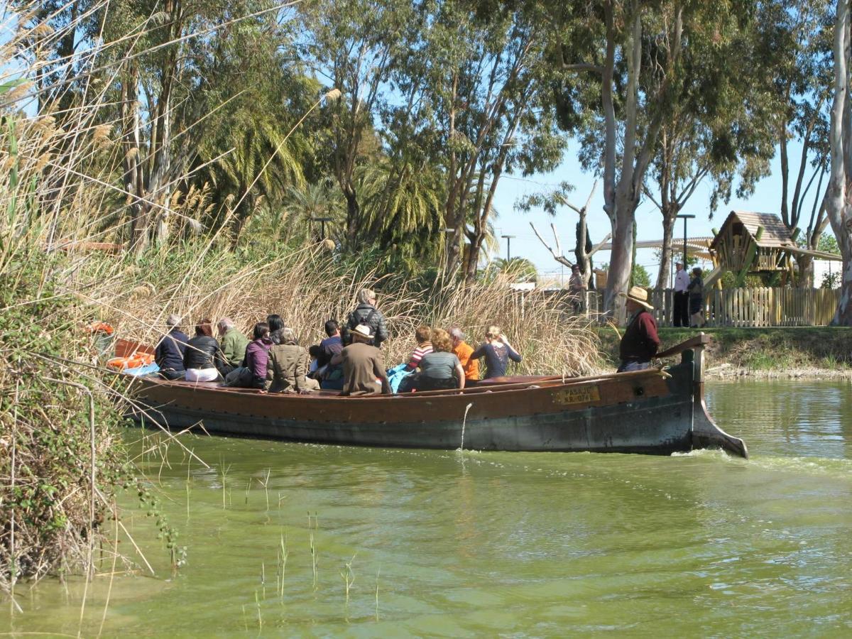 eine Gruppe von Menschen in einem Boot auf dem Wasser
