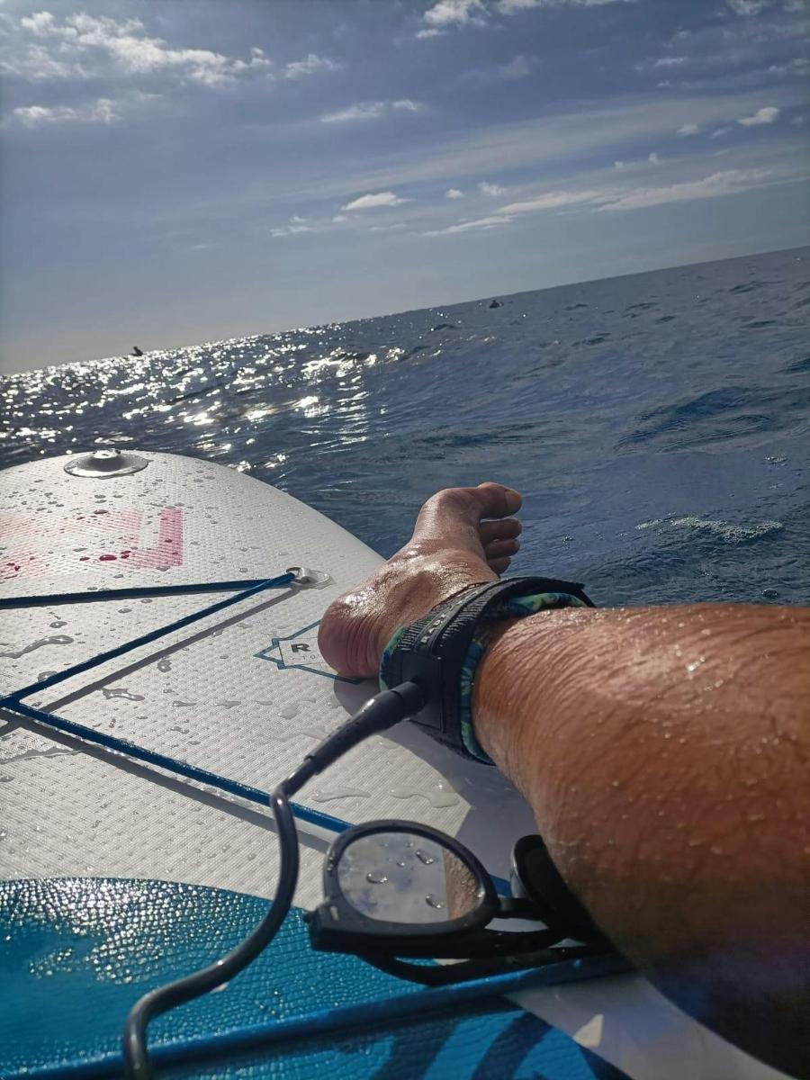 isang lalaki ang nasa isang bangka sa tubig