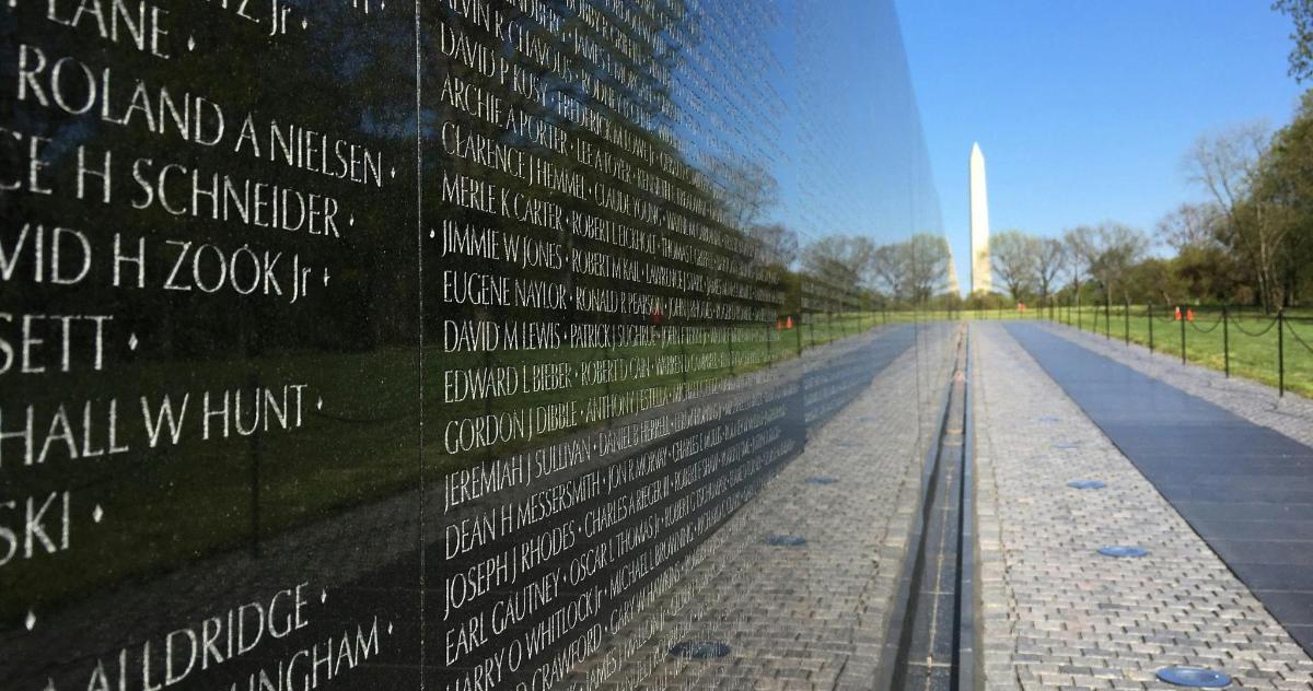 Una pared con el monumento de guerra al fondo