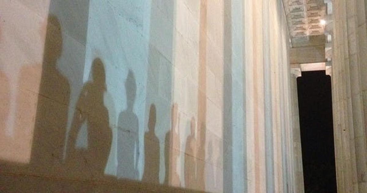 cień grupy ludzi na ścianie