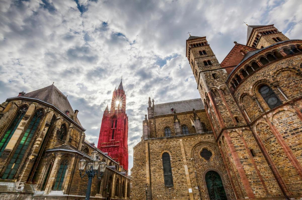 eine große Kathedrale mit einem roten Gebäude in der Ferne