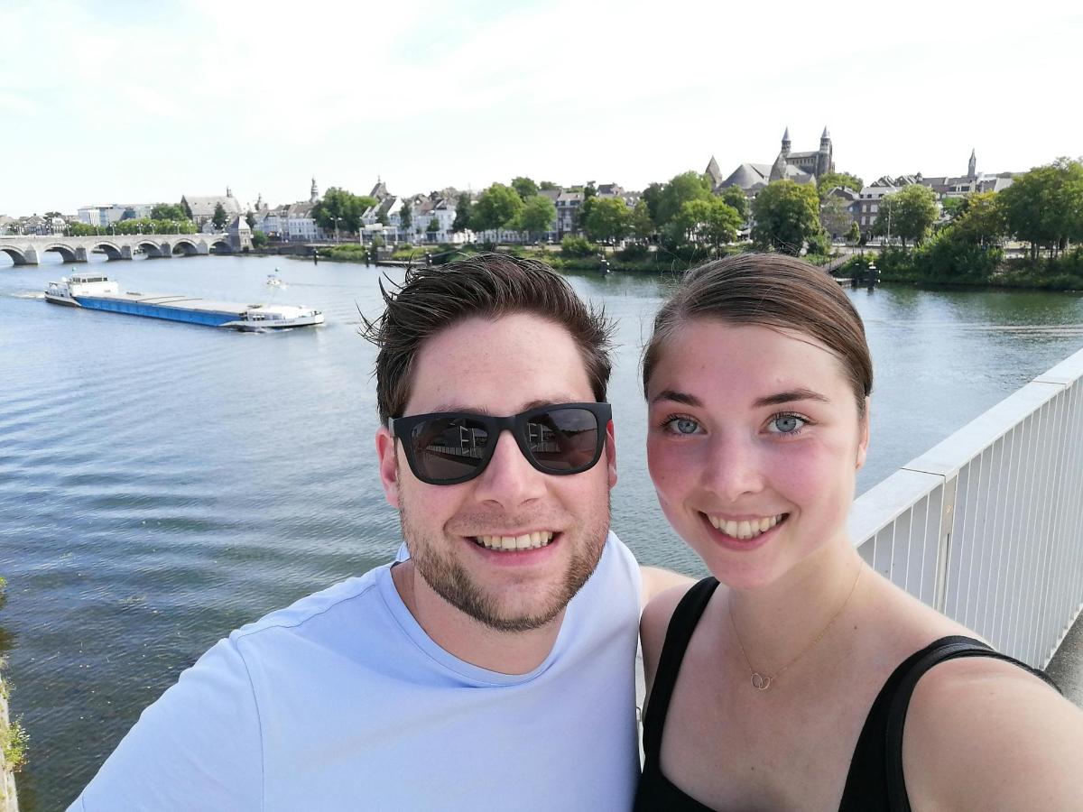 ein Mann und eine Frau stehen neben einem Fluss
