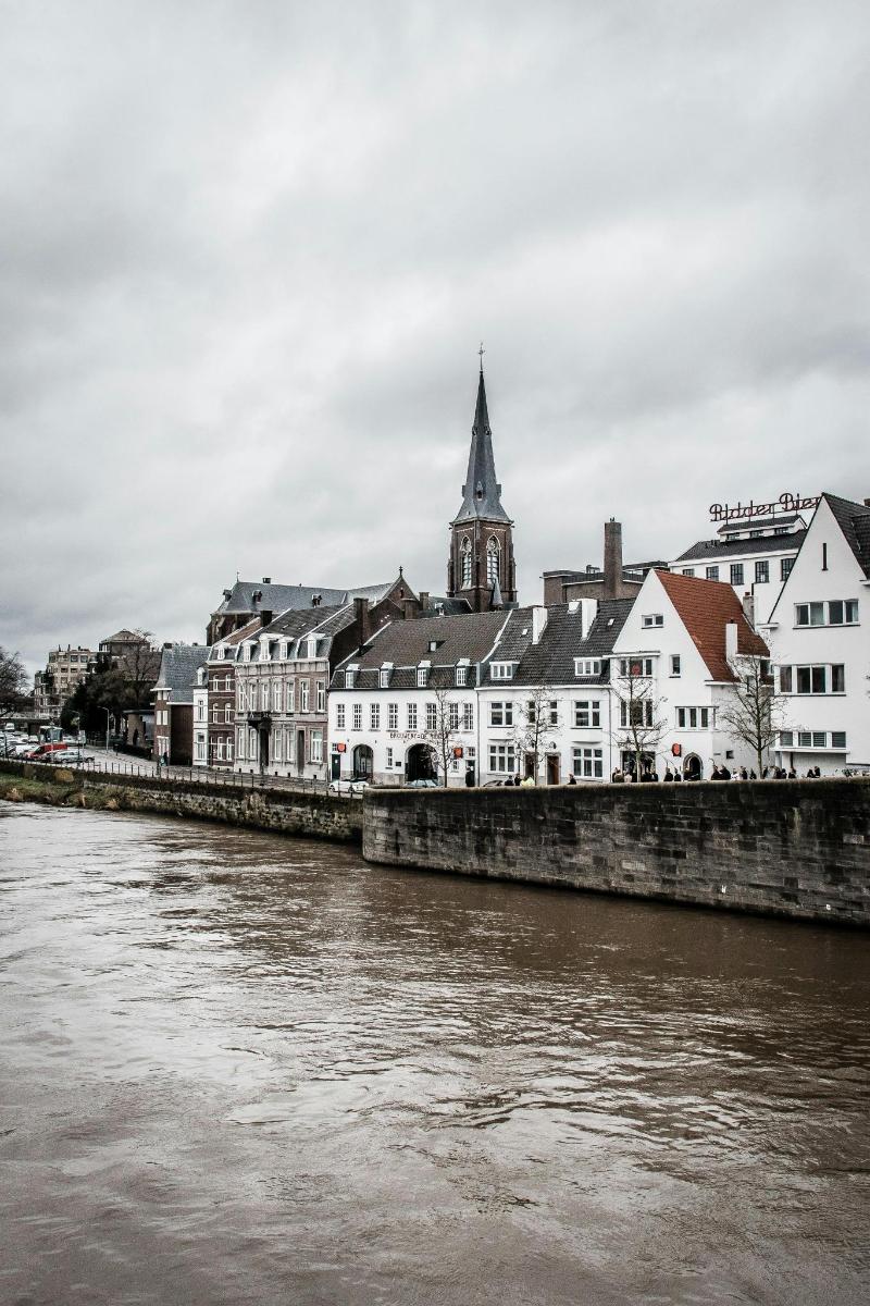 eine Gruppe weißer Gebäude neben einem Fluss