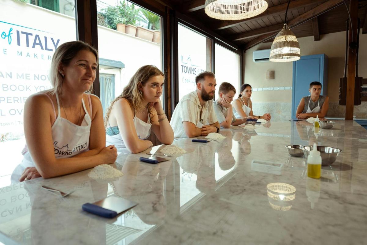 um grupo de pessoas sentadas ao redor de uma grande mesa