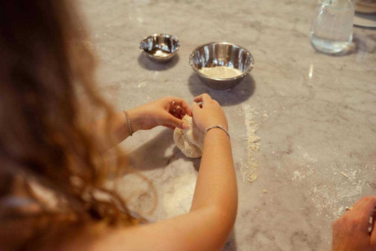 uma mulher está comendo comida em uma mesa