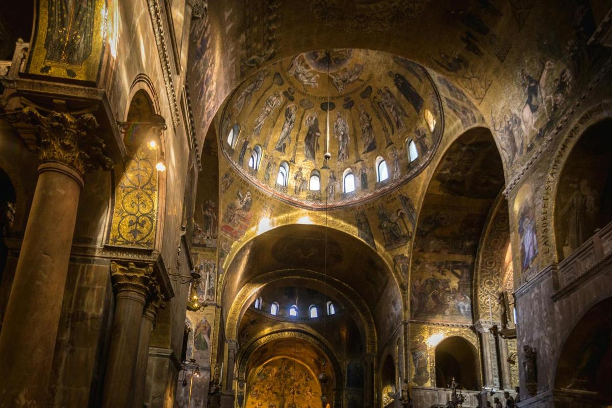 una grande chiesa con soffitto a cupola e archi