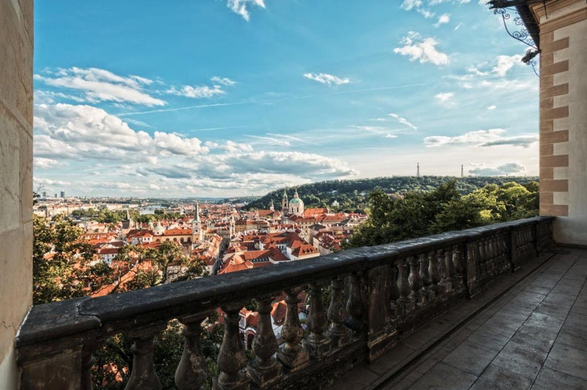 výhled na město z balkonu budovy