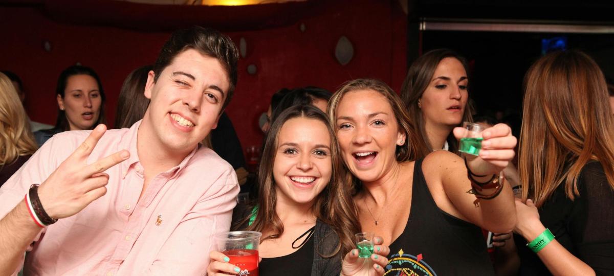 grupa ludzi pozująca do zdjęcia na imprezie