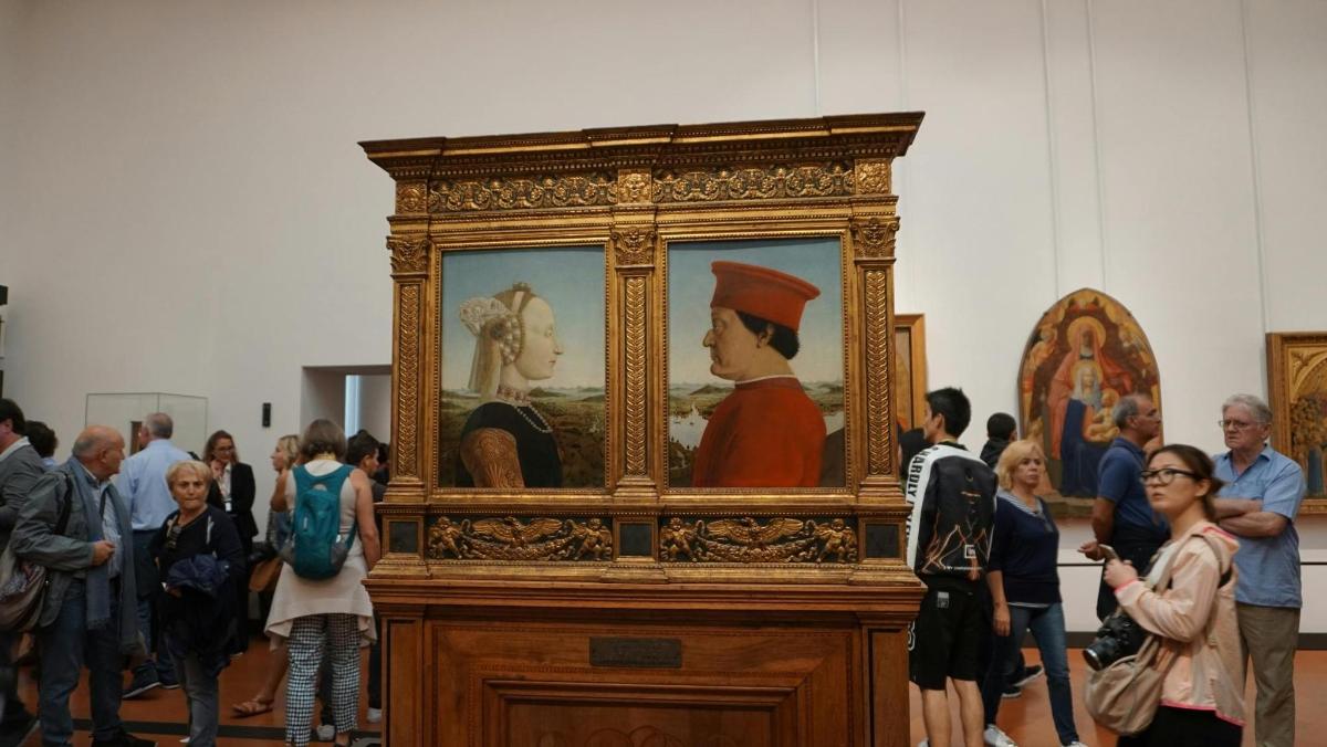 sekumpulan orang melihat pameran seni