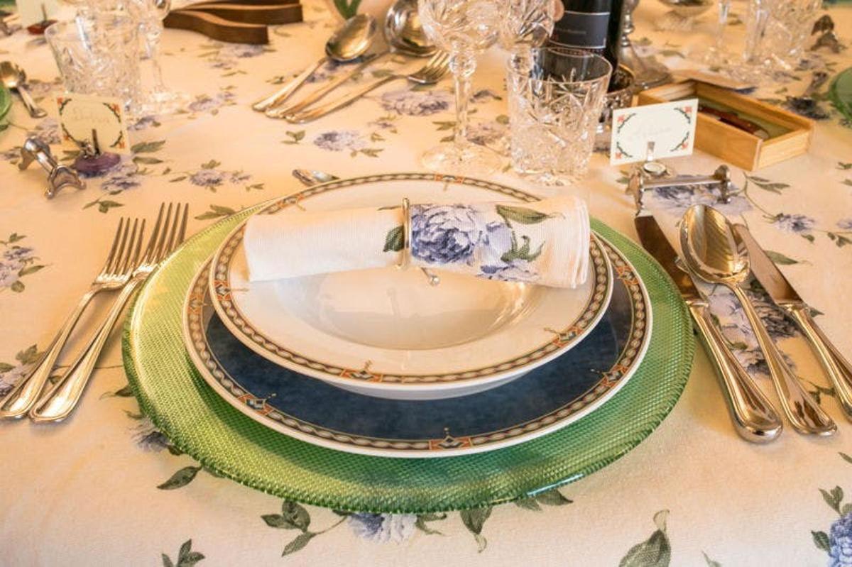 uma mesa com um prato e talheres sobre ela