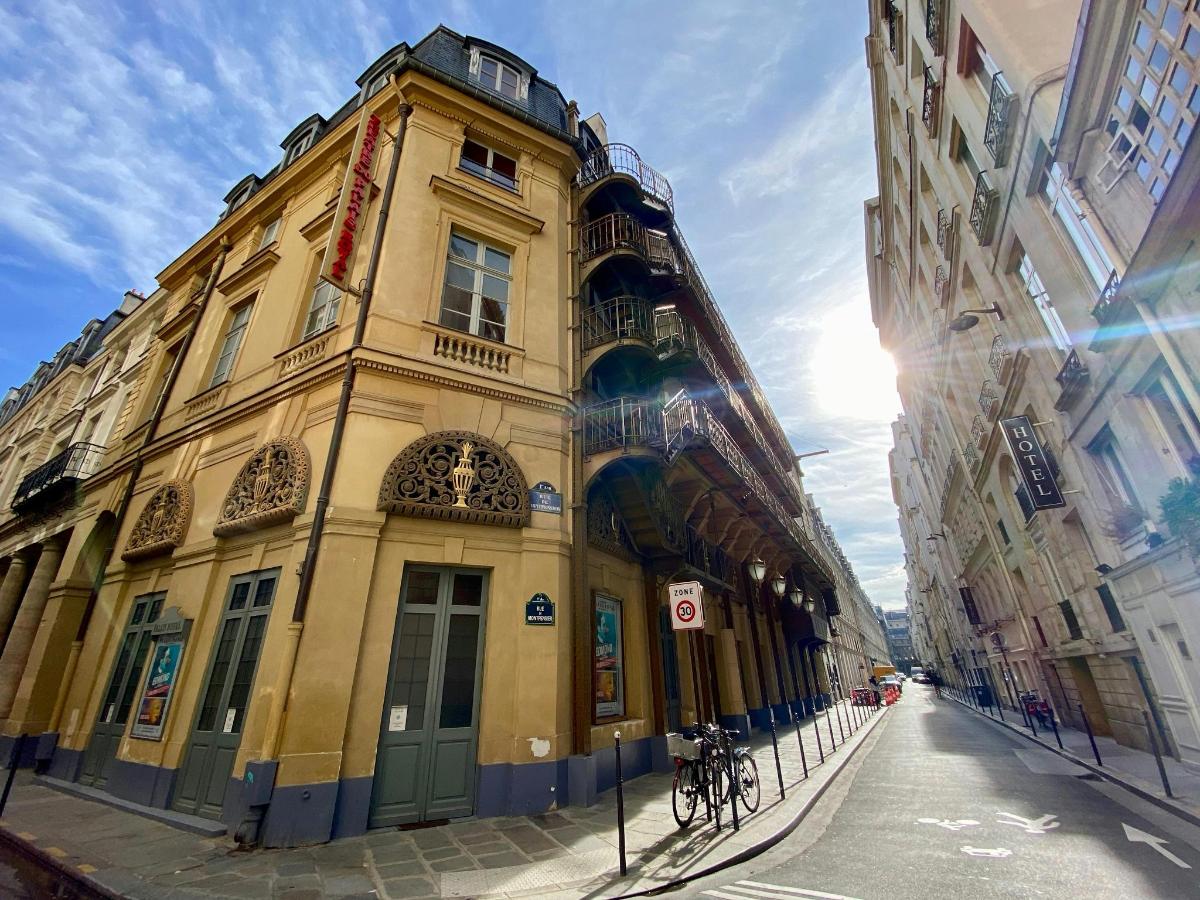un grande edificio giallo su una strada cittadina