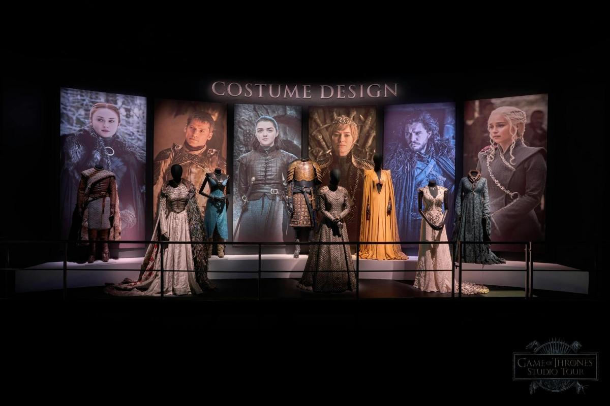 uma exposição de trajes em exposição em um museu