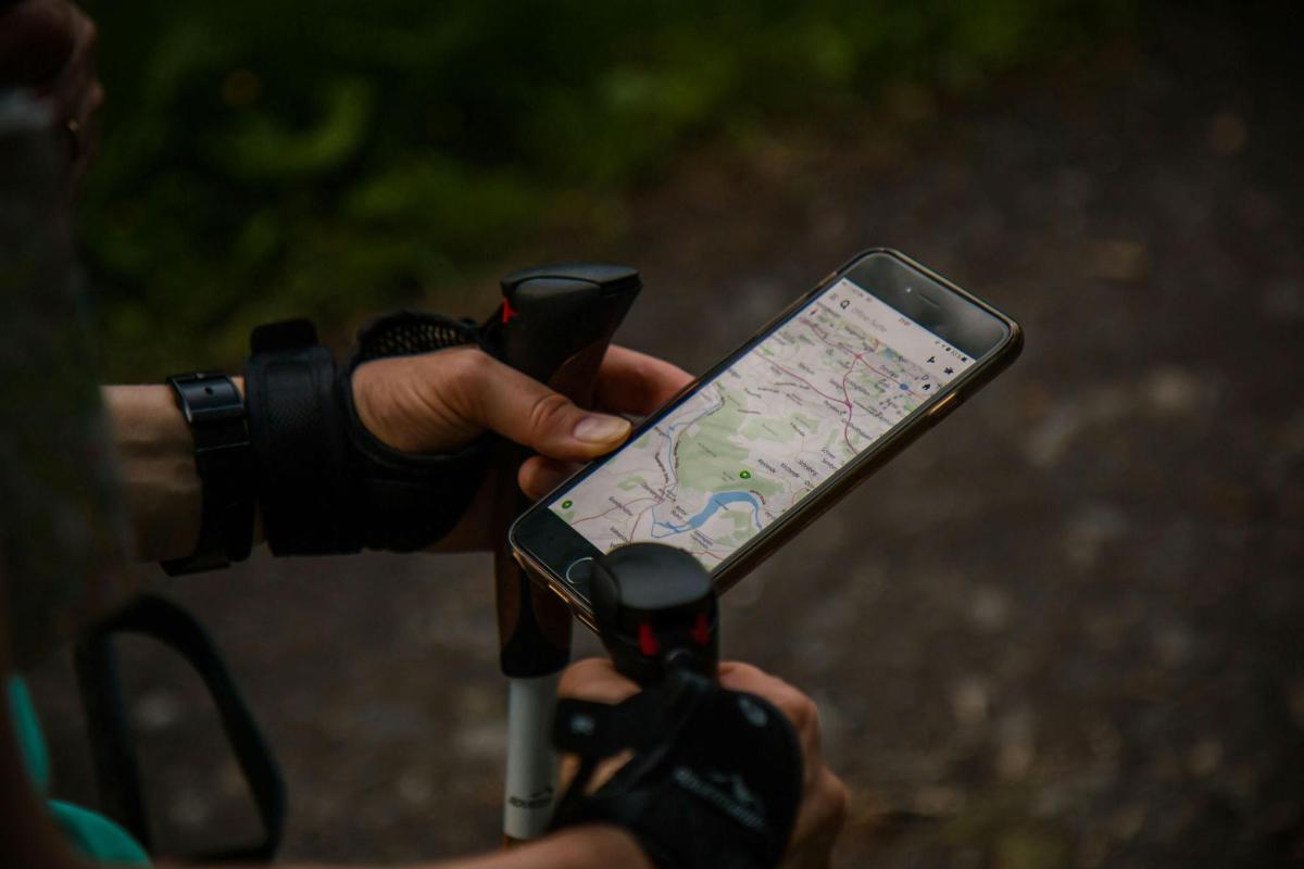 oseba, ki drži mobilni telefon s kamero