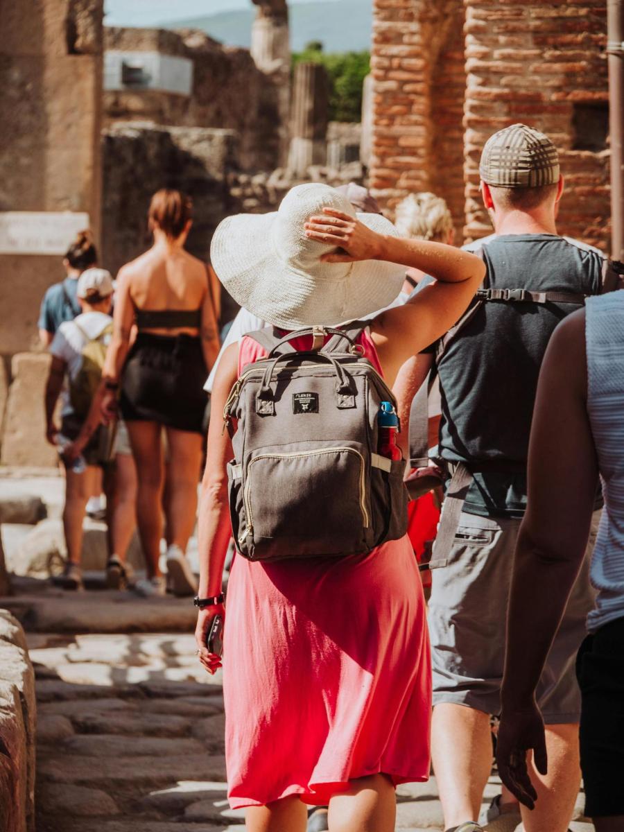 una donna che indossa un cappello che cammina per strada