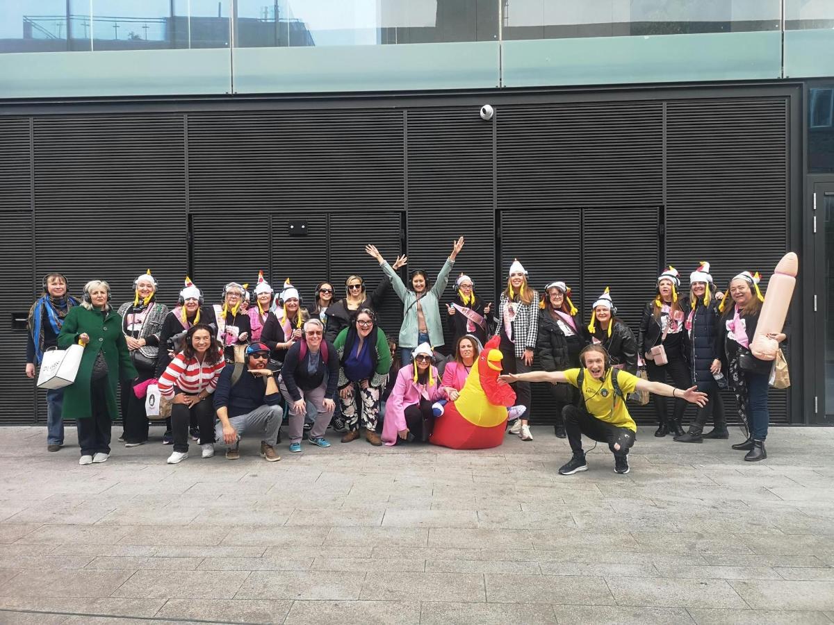 Un grupo de personas posando para una foto frente a un edificio.