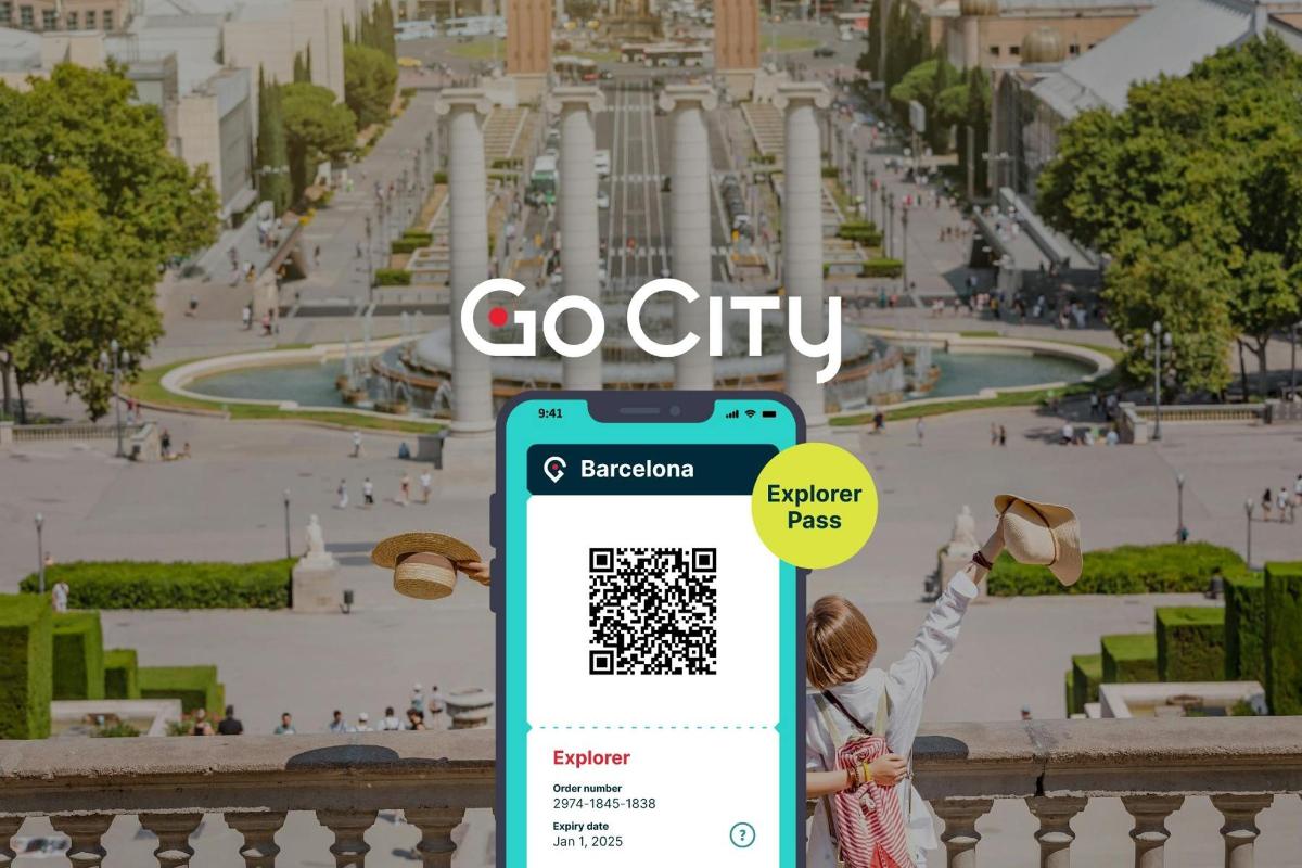 uma mulher segurando uma placa dizendo "Go City" ao lado de um celular