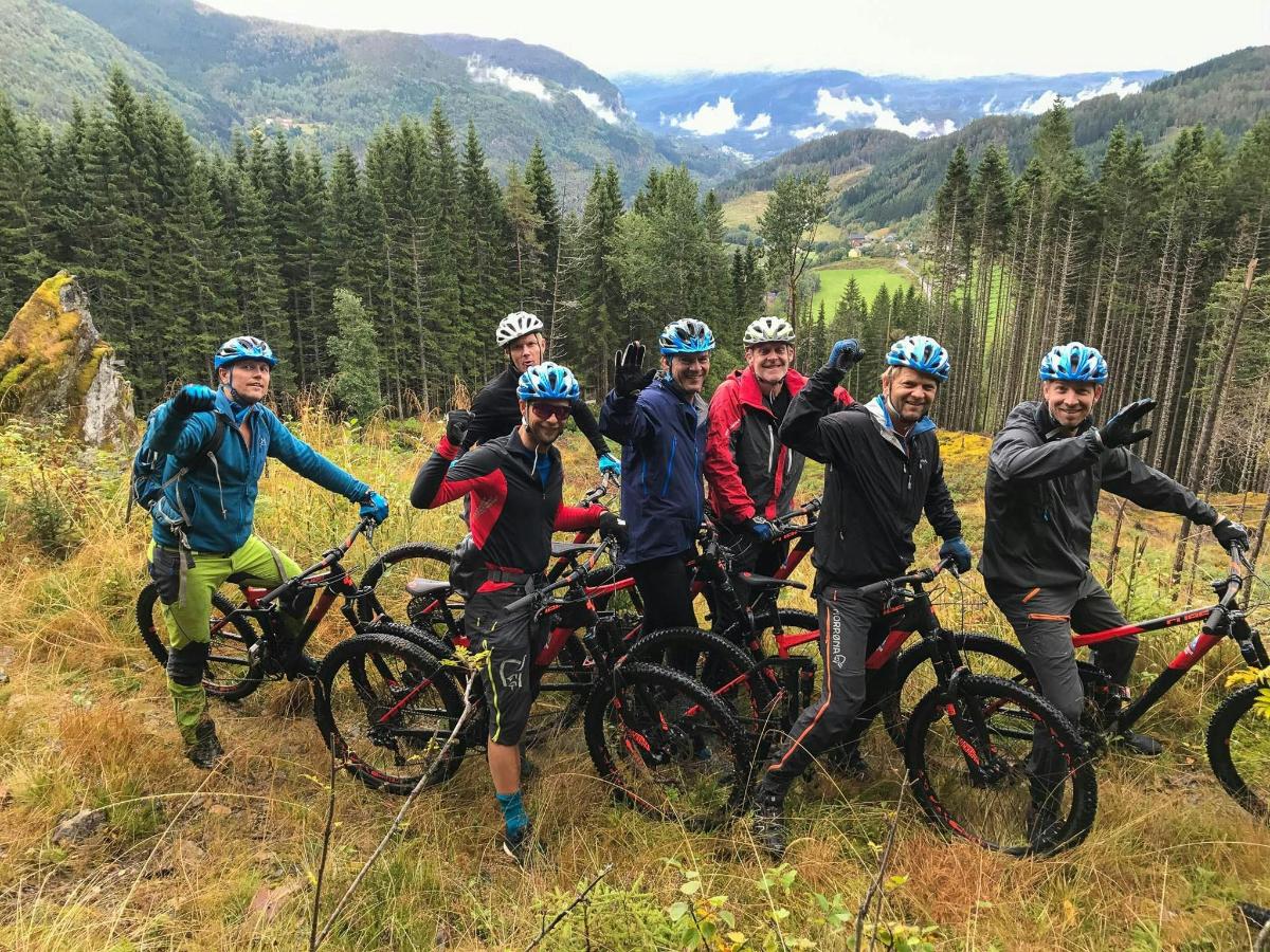 un grup de persones posant per a una foto amb les seves bicicletes