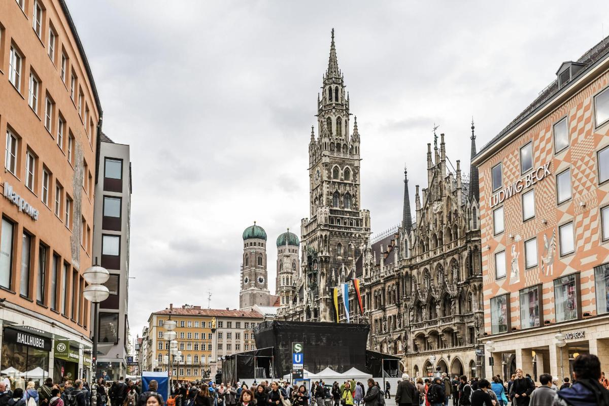 dav lidí jdoucích po městské ulici