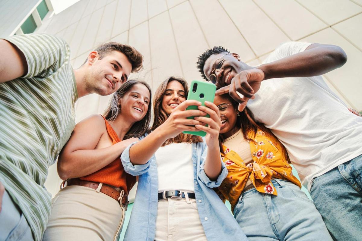 un gruppo di persone che scattano una foto con un cellulare