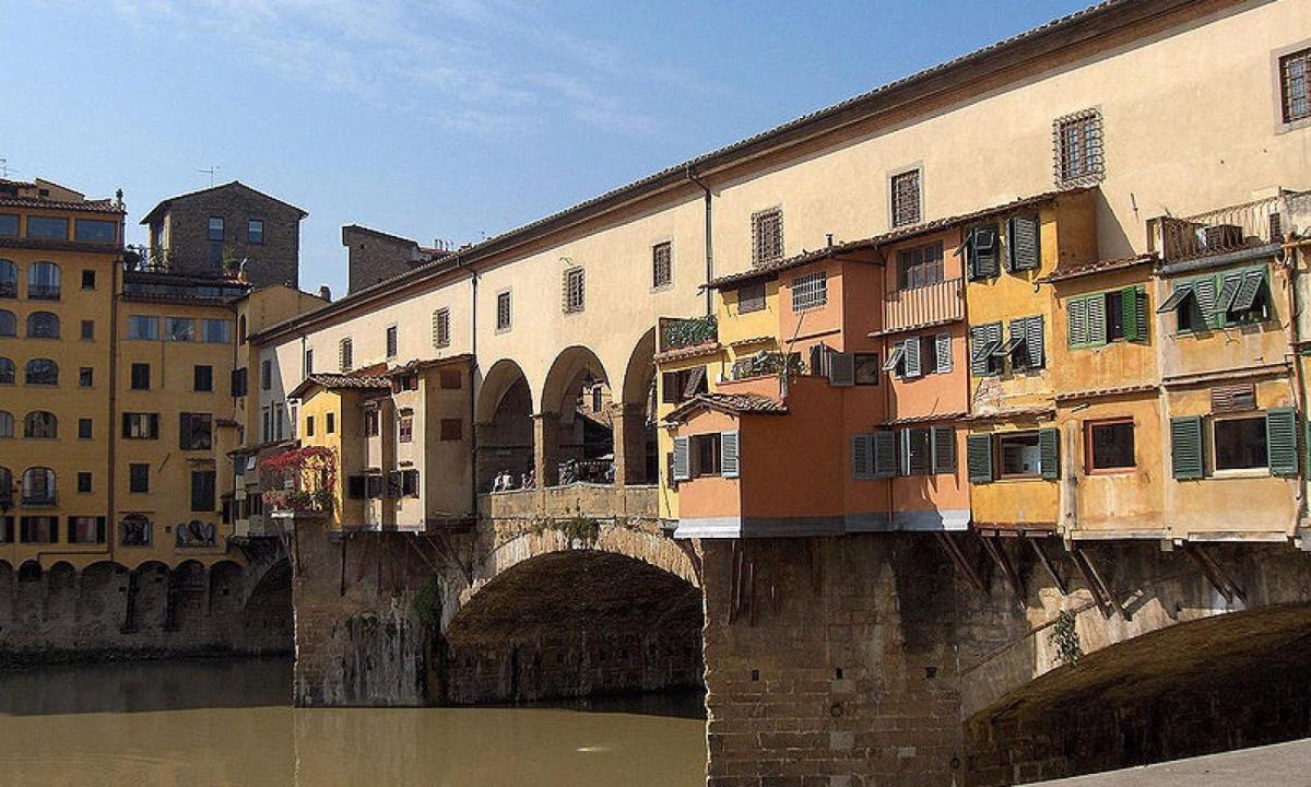 un ponte sopra un fiume in una città con edifici