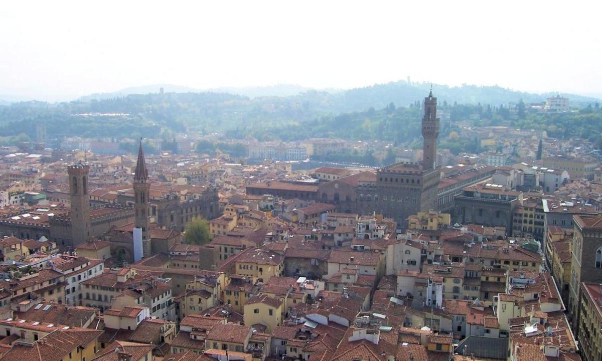una vista aerea di una città con edifici e moschee