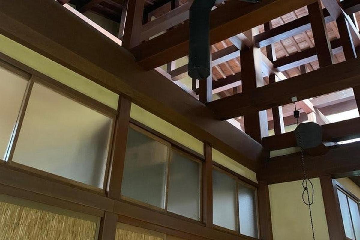 una stanza con finestre di vetro e soffitto di legno