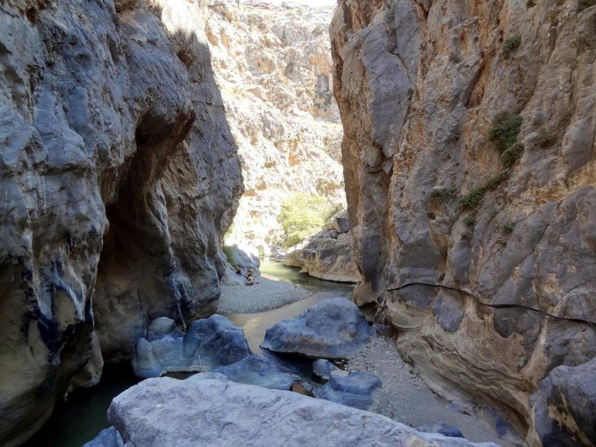 Un cañón con un río en el medio