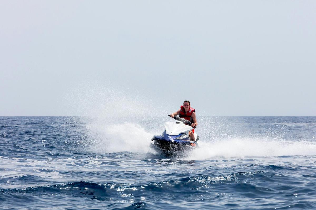 seorang lelaki menaiki jet ski di dalam air