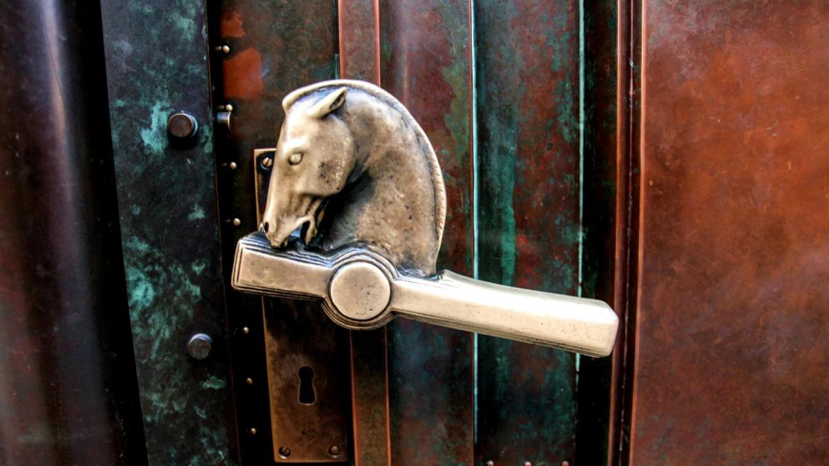 um abridor de porta com uma cabeça de cavalo