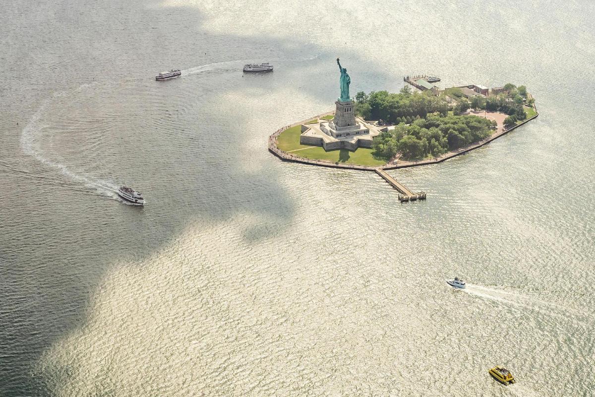 Una vista aérea de la Estatua de la Libertad en el agua.