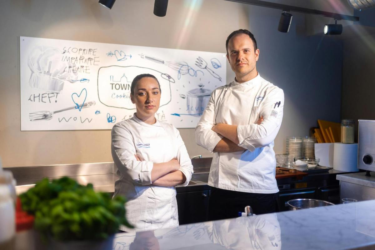 Dos chefs de pie en una cocina con los brazos cruzados