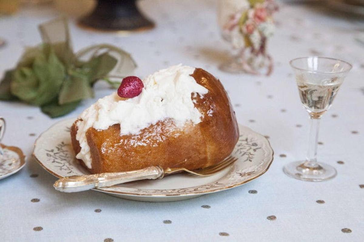 un dolce appoggiato su un piatto su un tavolo