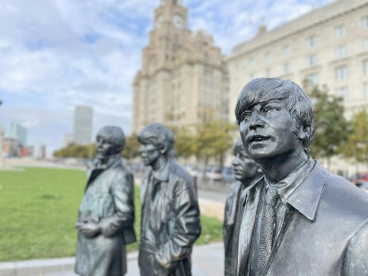 una estatua de un grupo de hombres en un parque